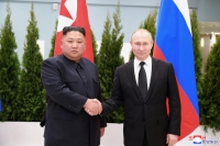 الرئيس الروسي فلاديمير بوتين يصافح زعيم كوريا الشمالية كيم جونغ أون- رويترز