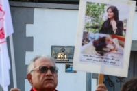 داعم للمحتجين الإيرانيين يرفع صورة الشابة مهسا أميني من العاصمة الإيطالية روما - د ب أ