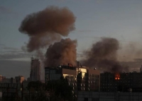 تصاعد الدخان بعد غارة جوية بطائرات مسيرة روسية في كييف- رويترز