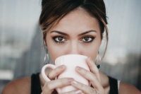 «القهوة».. منتج طبيعي لنضارة وجمال البشرة