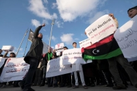 ليبيون يتظاهرون بمدينة سرت ضد تأجيل الانتخابات التي كانت مقررة في ديسمبر 2021 - اليوم