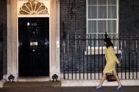 
وزيرة الداخلية البريطانية سويلا برافرمان خارج 10 داونينج ستريت في لندن - رويترز 