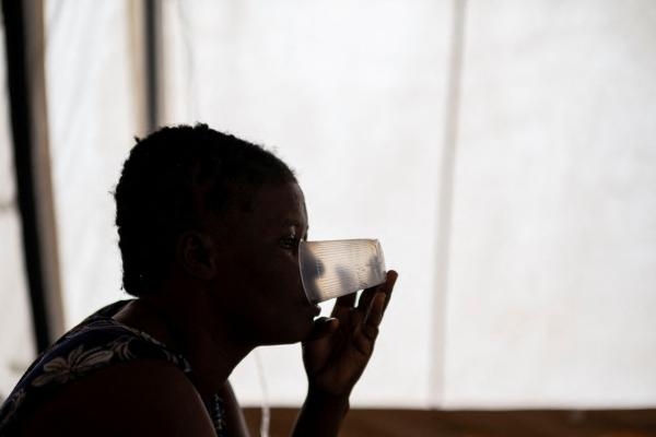 سيدة تتلقى علاجًا فمويًا ضد الكوليرا في هاييتي- رويترز