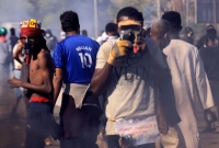 مجموعة شباب تتظاهر ضد ما تصفه بالانقلاب العسكري في السودان (رويترز)