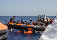 مهاجرون أثناء إنقاذهم من الغرق- رويترز