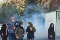طلاب بجامعة طهران يرتدون كمامات لحمايتهم من استنشاق الغاز الذي أطلقه عليهم «الباسيج» - اليوم