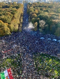 مظاهرة قرب عمود النصر في برلين دعمًا لاحتجاجات إيران - رويترز