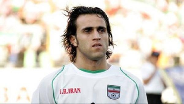 نظام الملالي يجمد أموال اللاعب علي كريمي ويحاصر منزله لدعمه الاحتجاجات في إيران