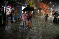 شارع غمرته المياه وسط هطول أمطار متواصلة قبل أن يضرب إعصار سيترانج البلاد في دكا - رويترز