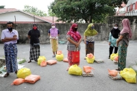 مجموعة من الروهينجا بانتظار استلام المؤن الغذائية - رويترز