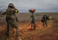 جنود أوكرانيون يطلقون قذيفة هاون على خط المواجهة مع روسيا- رويترز