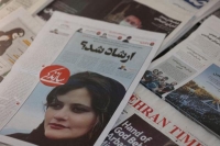صورة الفتاة مهسا أميني تتصدر الصحف - رويترز
