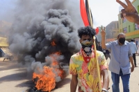 إطارات مشتعلة في أحد شوارع الخرطوم بتظاهرة 25 أكتوبر- رويترز