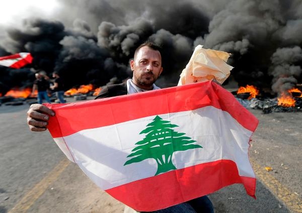 لبناني غاضب على الأوضاع المتردية والسياسيات الاقتصادية الخاطئة من المنظومة الحاكمة- أ ف ب