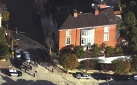 أعضاء في إنفاذ القانون خارج منزل نانسي بيلوسي بعد الحادث - رويترز