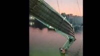 الهند.. انهيار جسر معلق وسقوط 400 شخص في النهر