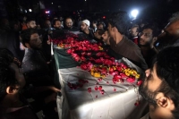 أشخاص يحملون نعش الصحفية صدف نعيم التي قتلت بسيارة تقل رئيس الوزراء السابق عمران خان - رويترز