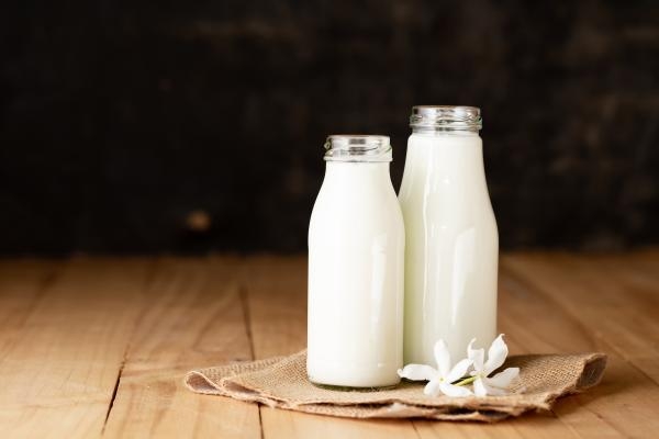 يحتوي الحليب كامل الدسم على دهون وبروتينات تساعد على ترطيب البشرة وإصلاح الخلايا التالفة - مشاع إبداعي
