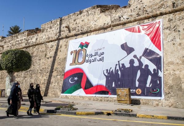 لافتة تحتفل بذكرى الثورة الليبية لكن دون تحقيق أي استقرار في البلاد- اليوم