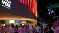 الجمهور السعودي أمام دار عرض سينمائي - مشاع إبداعي