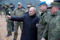 الرئيس الروسي فلاديمير بوتين في مركز تدريب بالمنطقة العسكرية الغربية في روسيا- رويترز