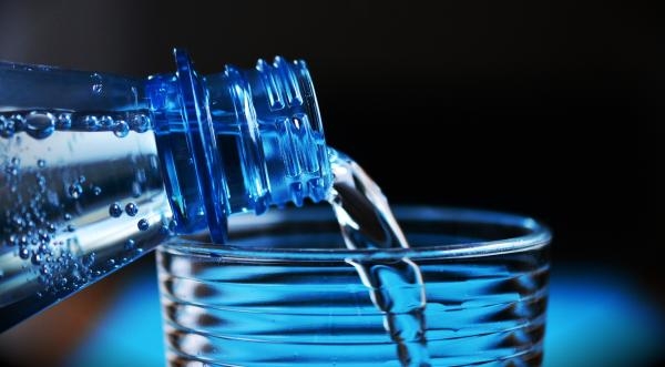 شرب كميات مناسبة من الماء على مدار اليوم يساعد على الحفاظ على رطوبة الجسم - مشاع إبداعي