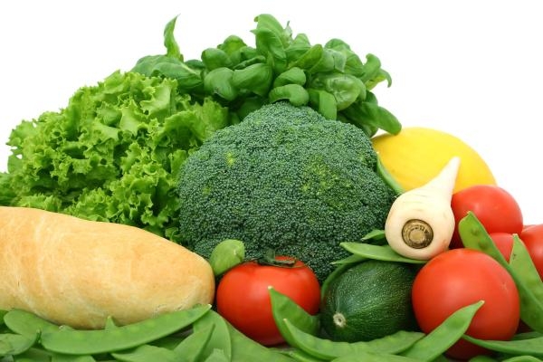 يجب اتباع نظام غذائي مناسب يشمل زيادة كمية الألياف بالخضراوات والفاكهة - مشاع إبداعي