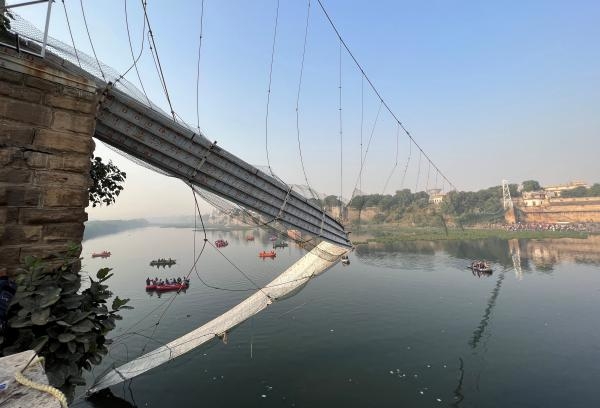 رغم انتقادات المعارضة.. رئيس وزراء الهند يزور مصابي انهيار الجسر المعلق