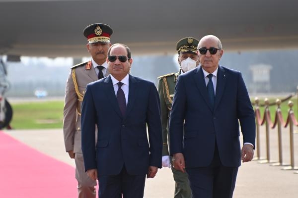 الرئيس الجزائري يستقبل نظيره المصري قبل بدء لبقمة العربية بالجائزر - صفحة القمة على تويتر