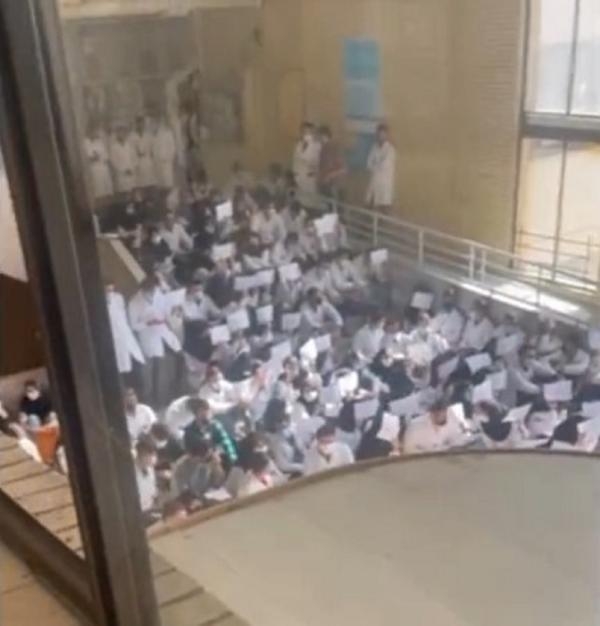 اعتصام طلاب طب الأسنان داخل القاعة الرئيسة لجامعة شيراز - اليوم