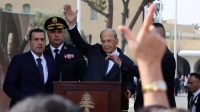 الرئيس اللبناني المنتهية ولايته ميشال عون مودعًا أنصاره بعد مغادرته قصر 