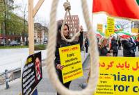 أنصار للمقاومة الإيرانية يتظاهرون أمام مقر اجتماع لمجموعة السبع- د ب أ