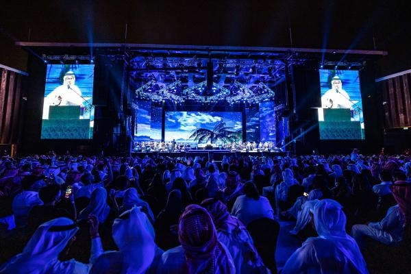 آلاف الجماهير ملأوا مسرح الدانة بالبحرين في حفل محمد عبده - صفحة مسرح الدانة على تويتر