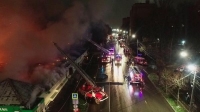 رجال الإطفاء يعملون على إطفاء حريق بملهى في كوستروما - رويترز