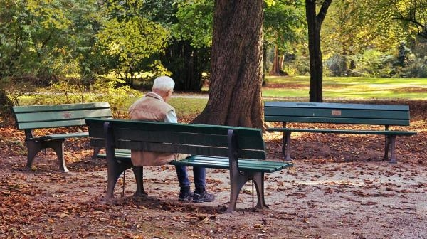 تزيد خطر الإصابة بالأمراض جراء الشعور بالوحدة عند كبار السن- مشاع إبداعي