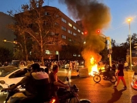 محتجون إيرانيون يحرقون دراجة نارية تابعة للشرطة خلال التظاهرات - رويترز