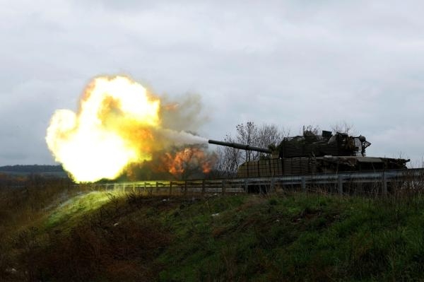 ستريموسوف : أوكرانيا تحشد الدبابات والعربات المدرعة بالمنطقة
