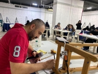 المدرب الخطاط نايف حجاوي خلال أعمال ورشة تحسين الخط العربي - اليوم