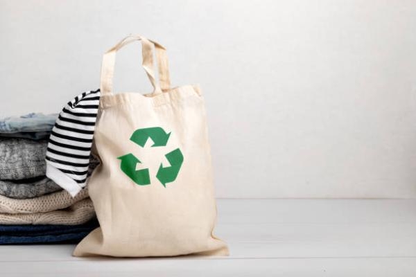 الملابس الصديقة للبيئة تنتج من مواد يمكن إعادة تدويرها - مشاع إبداعي