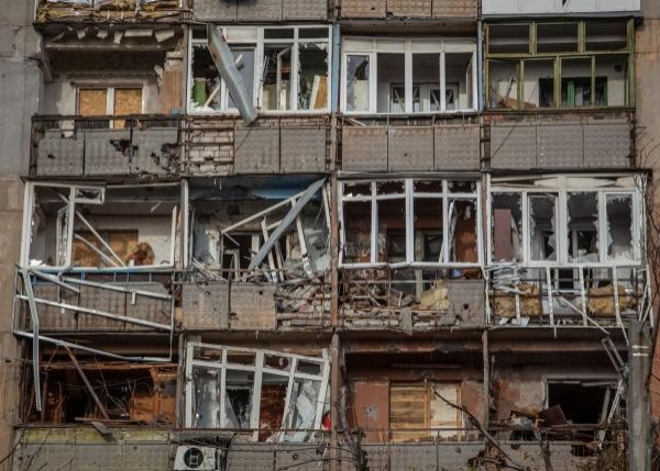 منزل في أوكرانيا تعرض للتدمير جراء القصف الروسي - رويترز