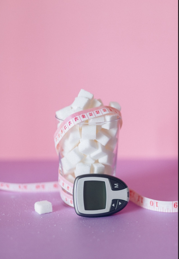 السكر يستسبب عدد من المشكلات الصحية منها الإصابة بمرض السكري - مشاع إبداعي