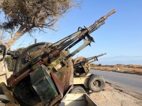 آليات عسكرية محمّلة بأسلحة ثقيلة تابعة لقوة موالية لحكومة الدبيبة في طرابلس - رويترز