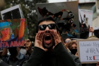 شاب يصرخ ضد الملالي خلال مظاهرة أمام القنصلية الإيرانية في إسطنبول دعمًا لانتفاضة الداخل - رويترز