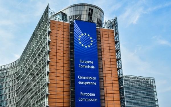 المفوضية الأوروبية تحذر دول «اليورو» من مخاطر زيادة الإنفاق