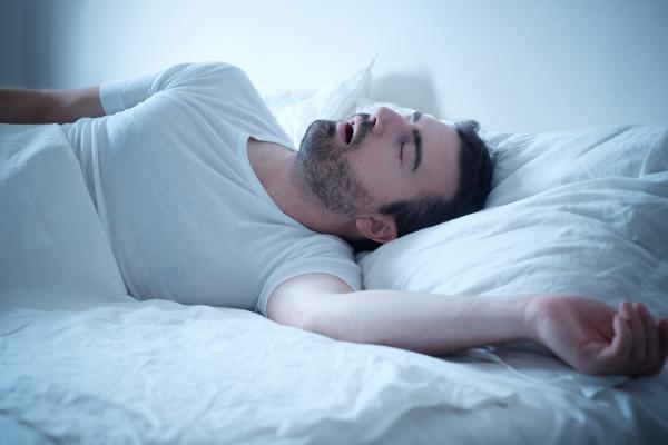 دراسة: الشخير أثناء النوم ينذر بـ