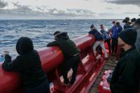 انتظر مهاجرون على متن سفينة إنقاذ تابعة لمنظمات غير الحكومية في البحر المتوسط بعدما رفضت إيطاليا استقبالهم- رويترز