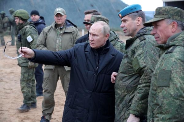 الرئيس الروسي فلاديمير بوتين يوجه جنوده بأحد المواقع العسكرية- رويترز