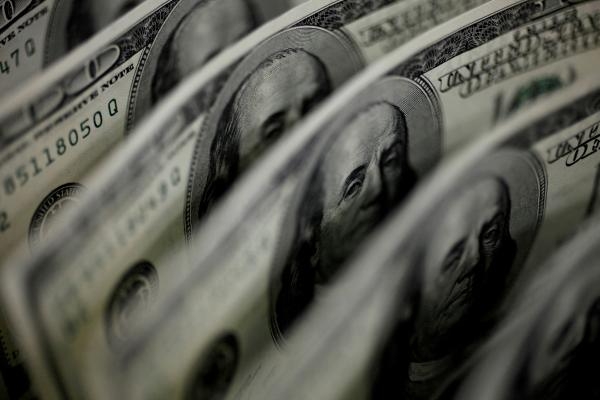 تراجع الدولار الأمريكي مقابل سلة من العملات الرئيسية - رويترز
