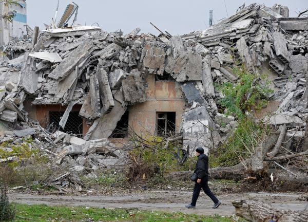 بعد تدمير مبنى في «ميكولايف».. بماذا وصف الرئيس الأوكراني موسكو؟