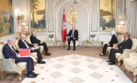 الرئيس التونسي لمفوض أوروبي: أنقذنا بلادنا.. والشعب صاحب السيادة
